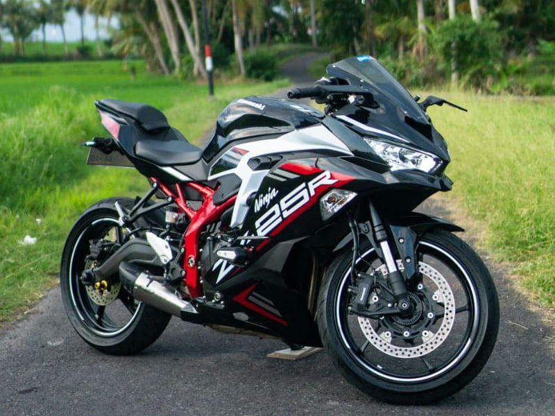 Kawasaki Ninja ZX25R ABS SE for rent